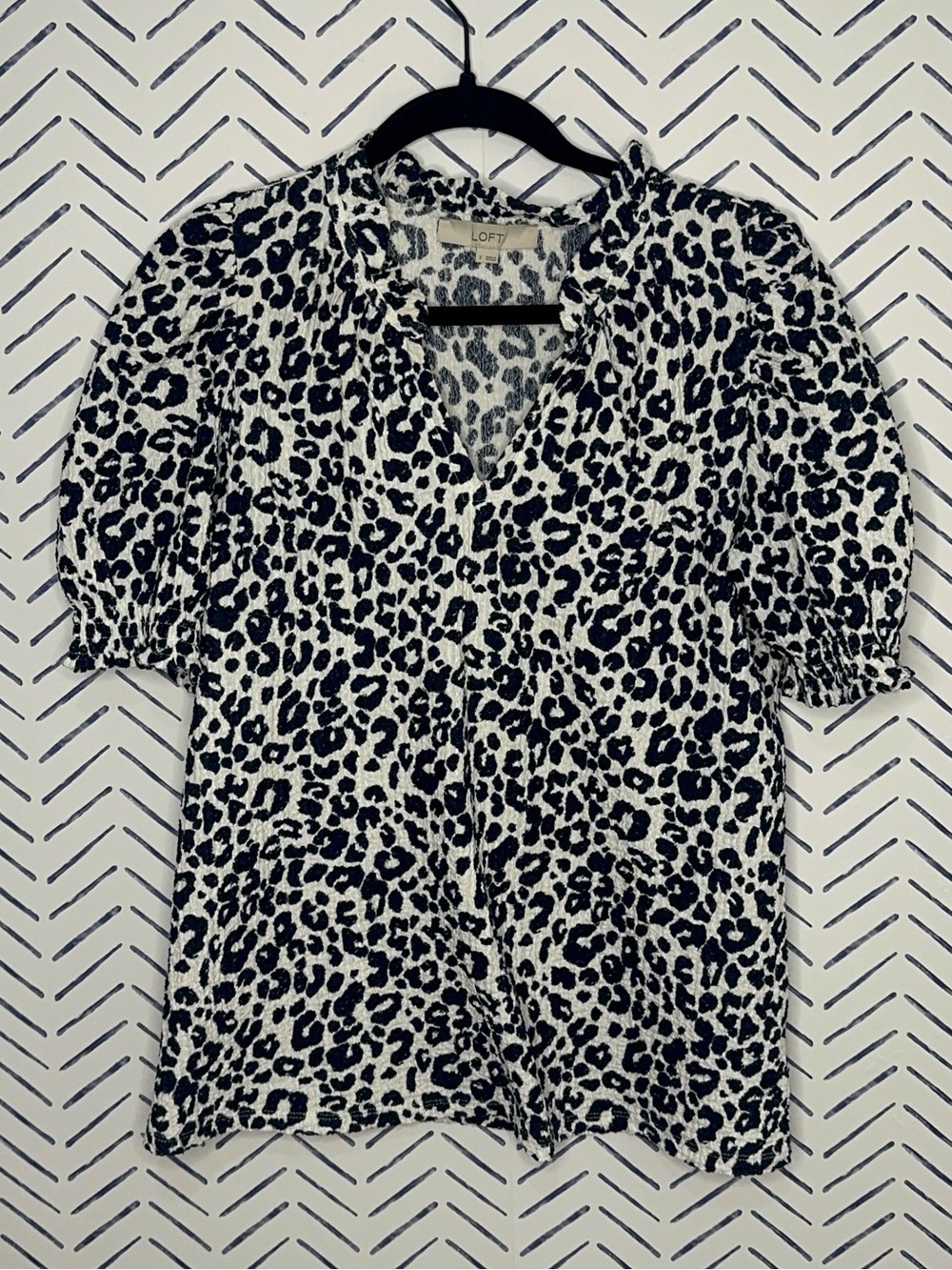 Loft Crinkle Gauze Puff Sleeve V-Neck Blouse Navy white size small